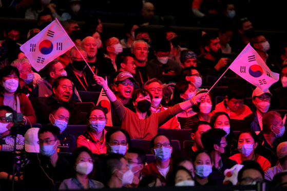 Korean fans cheer from the stands during the men's doubles final between Lim Jong-hoon and Jang Woo-jin and Kristian Karlsson and Mattias Falck of Sweden during the 2021 World Table Tennis Championships Finals at George R. Brown Convention Center on Monday in Houston, Texas. [USA TODAY/YONHAP]