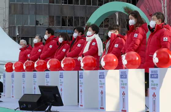 First lady Kim Jung-sook, fourth from right, along with officials from the Community Chest of Korea, kicks off the year-end charity fundraising at Seoul Plaza in front of Seoul City Hall in Jung District, central Seoul, on Tuesday. [JOINT PRESS CORPS]