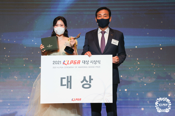 Park Min-ji celebrates winning the Player of the Year award at the KLPGA awards ceremony at Grand InterContinental Seoul Parnas in Gangnam, southern Seoul on Tuesday. [KLPGA]
