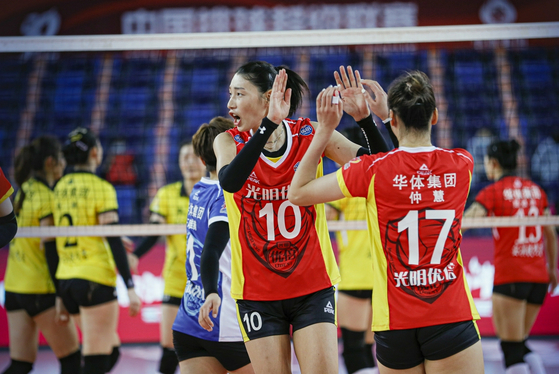Kim Yeon-koung celebrates with her teammates on Tuesday during a match between Chinese club Shanghai Bright Ubest and Fujian Anxi Tiekuanyin at Jiangmen Sports Center in Guangdong, China. [SCREEN CAPTURE]