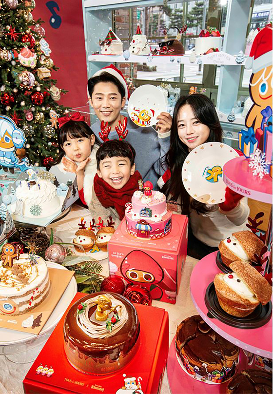 Models show off Christmas-themed Tous les Jours cakes made in collaboration with mobile game Cookie Run: Kingdom. The cakes went on sale starting Wednesday at Tous les Jours branches in limited quantities. [YONHAP] 