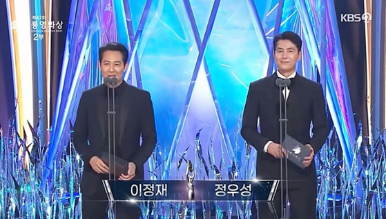 Lee Jung-jae, left, and Jung Woo-sung on the stage of the Blue Dragon Film Awards on Nov. 26 to present an award. [SCREEN CAPTURE]