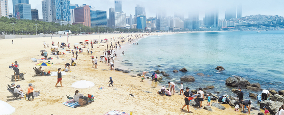 People flock to Haeundae Beach in Busan on June 13. [YONHAP]