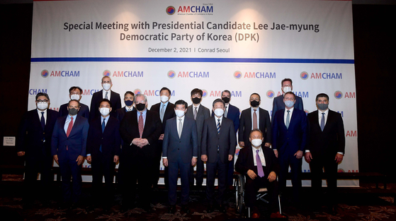 Democratic Party presidential candidate Lee Jae-myung poses for photo with executives of U.S. companies during a meeting held by the American Chamber of Commerce in Korea (Amcham) in Yeouido, western Seoul, Thursday. [NEWS1]