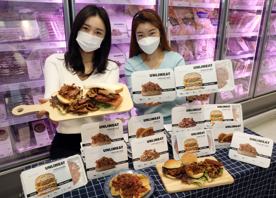 Models introduce plant-based meat products developed by local food-tech start-up Unlimeat at an Emart branch on Thursday. Emart said it started selling meat substitutes made by Unlimeat at 20 branches within the greater Seoul area. [EMART]