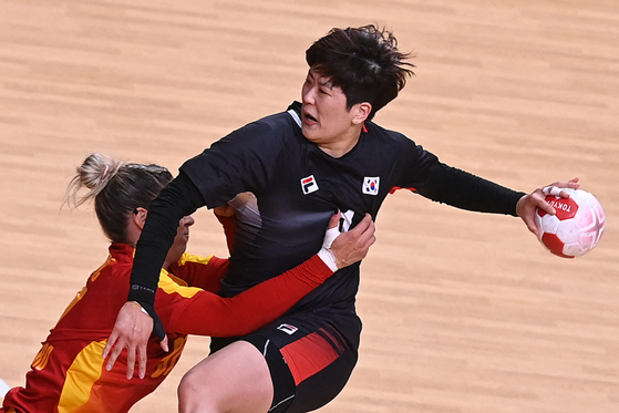 Ryu Eun-hee, right, is challenged by Montenegro's Majda Mehmedovic during the women's preliminary round Group A handball match between Montenegro and Korea at the 2020 Tokyo Olympic Games at Yoyogi National Stadium in Tokyo on July 31. [AFP/YONHAP]