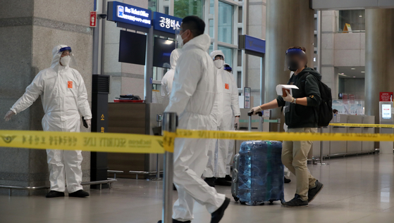Passengers arriving from the Ethiopian capital city of Addis Ababa enter Incheon International Airport on Wednesday afternoon. [NEWS1]