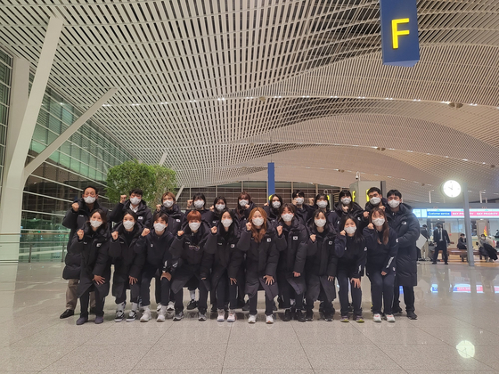 The Korean national handball team pose for a picture at Incheon International Airport before jetting off to play three friendlies against Russia, Norway and the Netherlands in Norway. [KOREA HANDBALL FEDERATION]