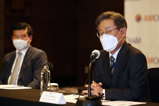 Democratic Party presidential candidate Lee Jae-myung promises to liberalize laws involving foreign companies and their trade with Korea during a meeting held by the American Chamber of Commerce in Korea (Amcham) in Yeouido, western Seoul, Thursday. [NEWS1]