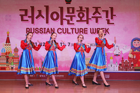 Children of the Russian diplomats in Korea perform at the opening ceremony of Russian Culture Week at Baedari Library in Pyeongtaek, Gyeonggi, on Thursday. [PARK SANG-MOON]