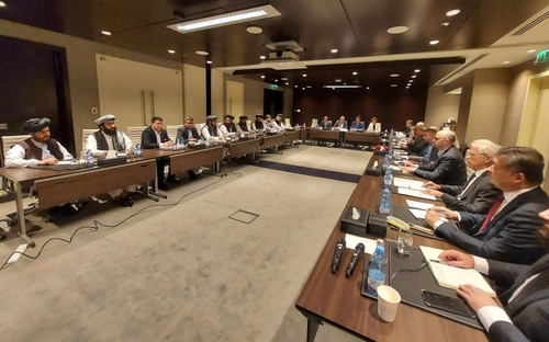 Korean Ambassador to Afghanistan Choi Tae-ho joins a group of 16 ambassadors and representatives for a meeting with Afghanistan's ruling Taliban government led by acting Afghan Foreign Minister Amir Khan Muttaqi in a hotel in Doha, Qatar, on Wednesday. [TALIBAN’S FOREIGN MINISTRY]
