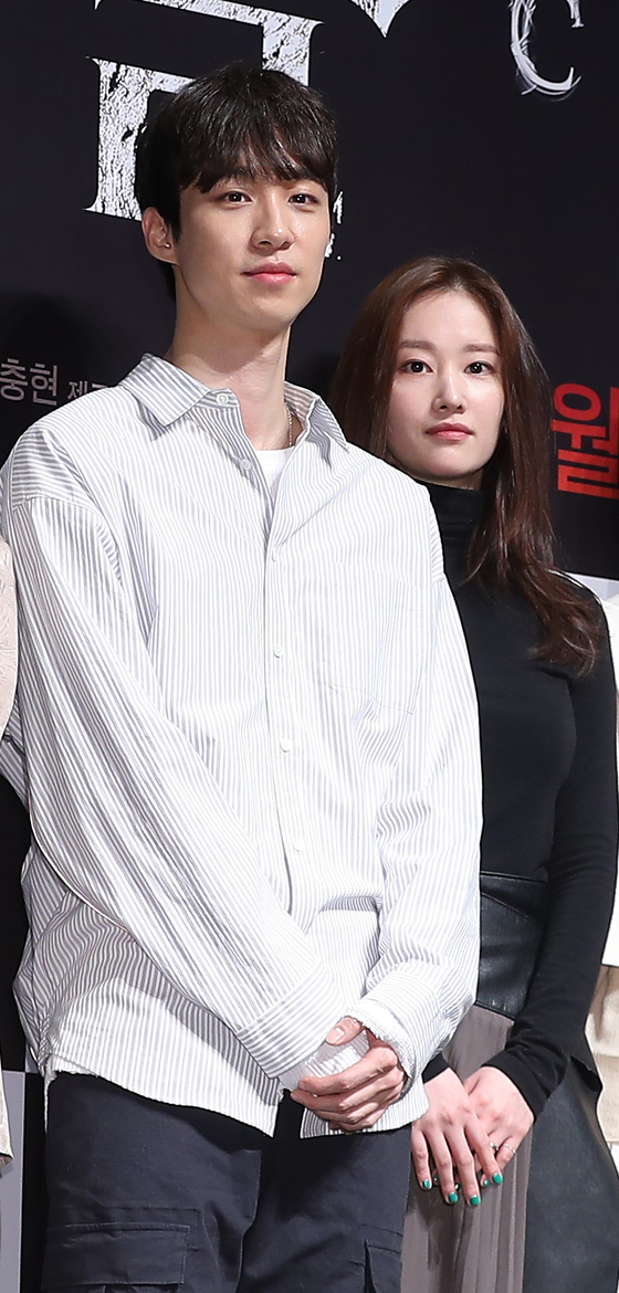 Director Lee Choong-hyun, left, and actor Jun Jong-seo during a press conference for the movie ″The Call″ in 2020 [ILGAN SPORTS]