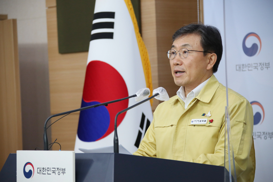 Health Minister Kwon Deok-chul announces renewed social distancing restrictions and the expansion of vaccination pass usage for indoor facilities at the central government headquarters in Gwanghwamun, downtown Seoul on Friday. [YONHAP]