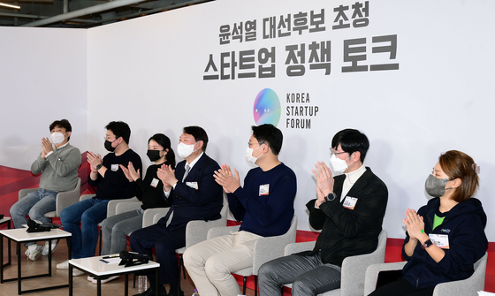 CEOs of Viva Republica, Wizdome, Icon Loop, Whatssub, Deeply, Dazayo and CheKIT talk with People Power Party presidential candidate Yoon Seok-youl. [JOINT PRESS CORPS]