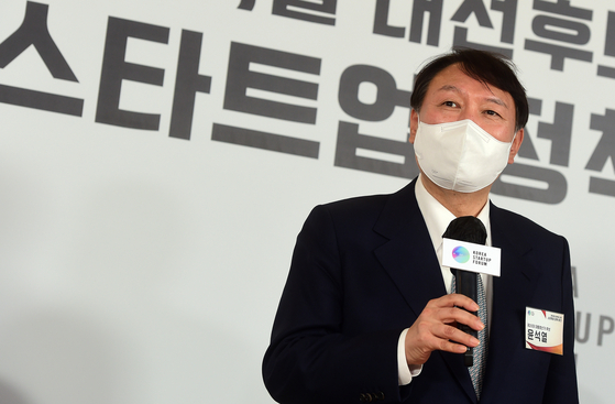 People Power Party presidential candidate Yoon Suk-yeol talks to start-up CEOs at an event held at the Signature Tower in Jung District, central Seoul, on Thursday. [JOINT PRESS CORPS]