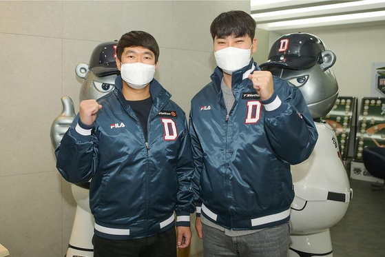 Park Ji-yong, left, and Lim Chang-min pose in a photo released by the Doosan Bears on Friday. [YONHAP]