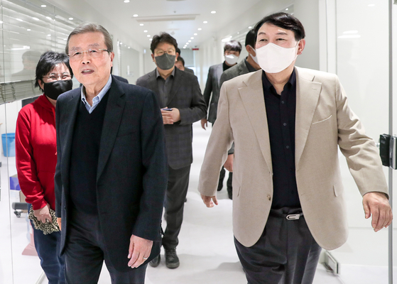 Kim Chong-in, left, the general chairman of the People Power Party (PPP) election campaign committee, and Yoon Seok-youl, the party’s presidential candidate, chat while heading into a closed-door meeting at the PPP headquarters in Yeoudio, western Seoul, Sunday. [People Power Party]