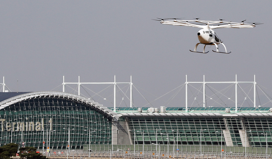 A two-seater air taxi flies near Incheon International Airport in a test flight conducted Nov. 16, part of the K-UAM Confex 2021. [YONHAP]