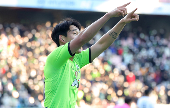 Song Min-kyu celebrates scoring Jeonbuk Hyundai Motors' second goal against Jeju United at their last match of the season on Sunday at Jeonju World Cup Stadium in Jeonju, North Jeolla. [NEWS1]
