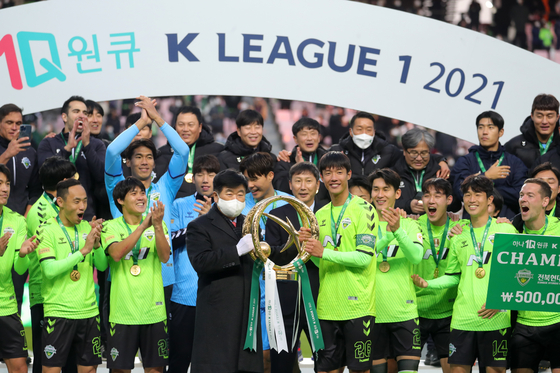 Jeonbuk Hyundai Motors celebrate winning the K League title on Sunday at Jeonju World Cup Stadium in Jeonju, North Jeolla. [NEWS1]
