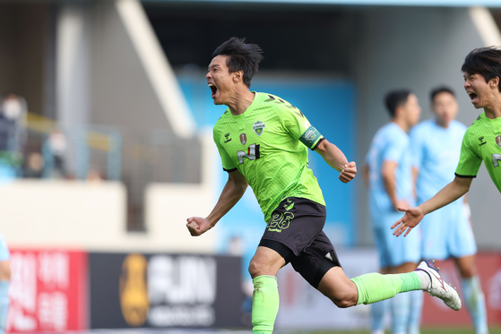 Hong Jeong-ho celebrates after scoring Jeonbuk Hyundai Motors' first goal in a match against Daegu FC on Sunday at Daegu Bank Park in Daegu. [KLEAGUE]