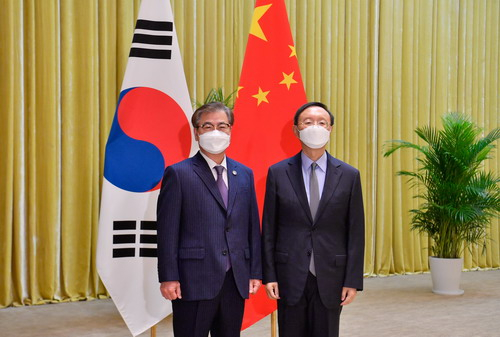 Suh Hoon, left, director of the Blue House National Security Office, and Yang Jiechi, a member of the Politburo of the Chinese Communist Party, pose for a photo ahead of talks Thursday in Tianjin, China. [CHINESE FOREIGN MINISTRY] 