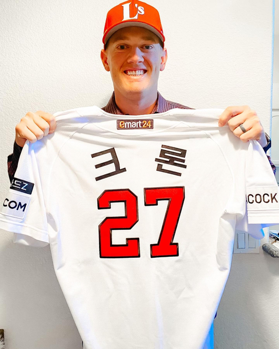 Kevin Cron poses with an SSG Landers shirt in a photo released by the club on Saturday. [SSG LANDERS]