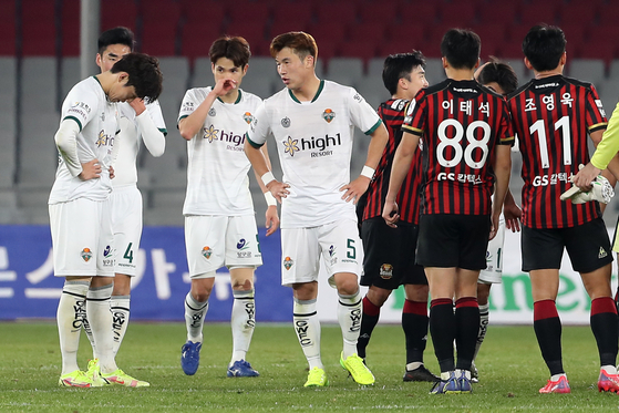 Gangwon FC players react after a 0-0 draw against FC Seoul on Nov. 28 at Jamsil Olympic Stadium in southern Seoul. The draw earned Seoul a seat in the first division league next season. [NEWS1]