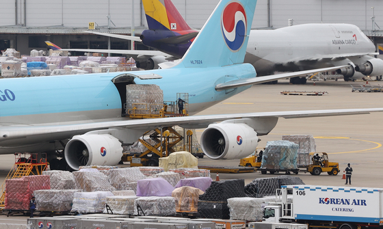 Cargo loaded on a Korean Air Lines plane at Incheon International Airport on Thursday. [YONHAP]