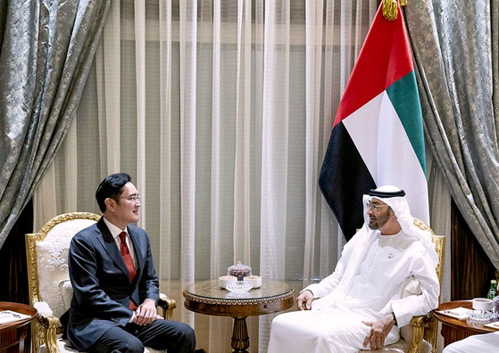 Samsung Electronics Vice Chairman Lee Jae-yong, right, poses with Crown Prince Sheikh Mohammed bin Zayed Al Nahyan in the UAE during his visit to Abu Dhabi back in 2019. [SCREEN CAPTURE] 