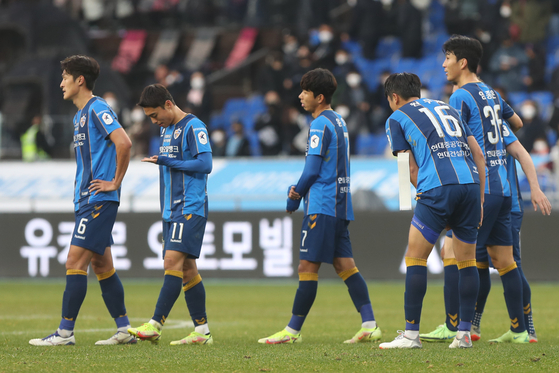 Ulsan Hyundai players react after beating Daegu FC 2-0 on Sunday at Ulsan Munsu Football Stadium in Ulsan. Ulsan finished runner-up this season. [YONHAP]