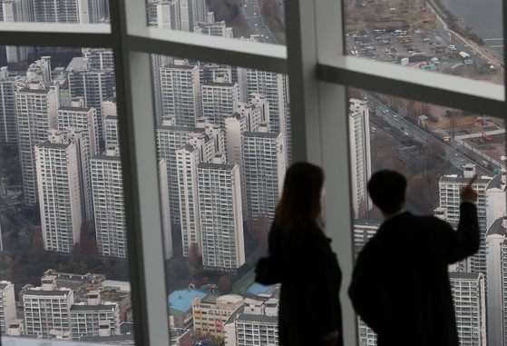 View of apartment complex from Lotte World Tower in Songpa District, southern Seoul on Nov. 30. [YONHAP]