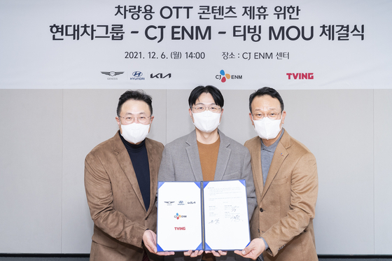From left: Tving co-CEO Rhee Myung-han, Hyundai Motor Group Managing Director Choo Kyo-woong and CJ ENM Chief Operating Officer Lim Sang-yup pose after signing a memorandum of understanding on Monday. [CJ ENM]