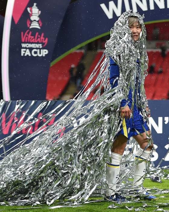 Ji So-yun celebrates Chelsea winning the FA Cup at Wembley Stadium in London on Sunday. [SCREEN CAPTURE]
