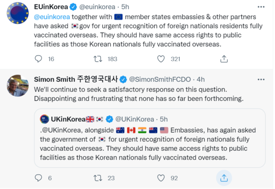 Screen capture of Twitter statements on Tuesday by the European Union Delegation in Seoul and the British Ambassador to Korea Simon Smith on Korea's health policy that largely does not recognize foreigners' overseas vaccination records. [SCREEN CAPTURE]