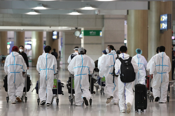 Travelers in protective gear enter Incheon International Airport on Thursday amid mounting concerns over the Omicron variant. [NEWS1]
