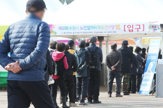 Older people line up at a job fair in Suwon last month. [YONHAP]