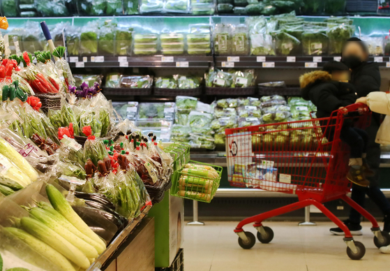The fresh produce section at a grocery store in Seoul on Thursday. Despite government efforts, consumer price continued to grow more than 3-percent for the second consecutive months. In November consumer price when compared to a year ago was up 3.7 percent, the highest in a decade. [YONHAP]
