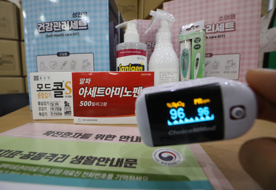 Contents of an at-home Covid-19 treatment kit are ready to be packaged at a center in Yangcheon District, western Seoul, on Wednesday. Korea reported 7,175 Covid-19 cases on Wednesday, increasing demand for treatment kits. People receiving at-home Covid-19 treatment rose to 17,362, up by 538 people from the previous day. [YONHAP]