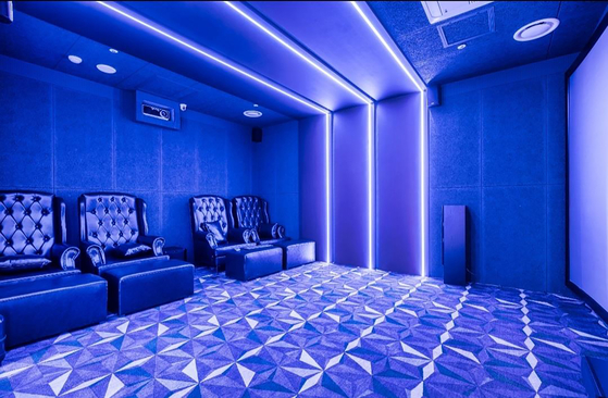 A cinema that accepts only four people per screen opened in Hanam, Gyeonggi on Wednesday. Korean startu-p theVX opened the cinema named AWC (Another Watching Club), which has three screens with a maximum capacity of four people permitted per screen. [YONHAP]