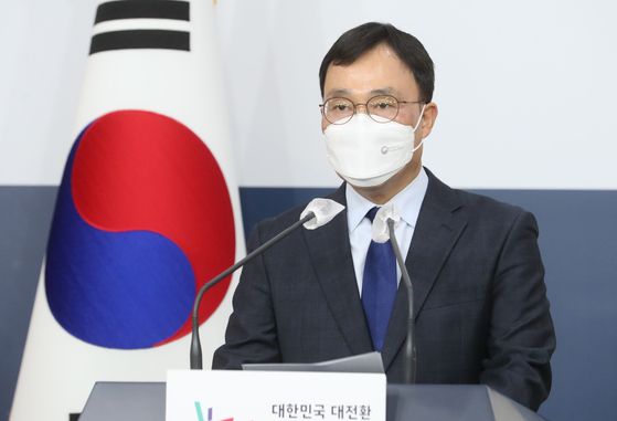 Foreign Ministry spokesperson Choi Young-sam in this file photo taken on Nov. 11 during a press breifing at the ministry headquarters in Seoul. [NEWS1] 