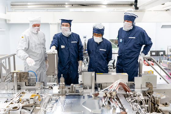 Samsung Electronics Vice Chairman Lee Jae-yong, second from left, looks at a manufacturing line at the headquarters of ASML during a visit to the chip equipment maker in the Netherlands on Oct. 14. [SAMSUNG ELECTRONICS]