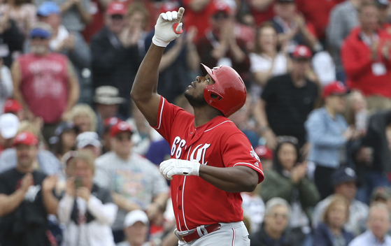 Yasiel Puig points to the sky as he celebrates a home run against the Cleveland Indians during a game on March 11, 2019 in Arizona. [AP/YONHAP]