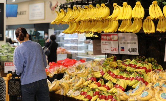 A visitor shops for bananas, imported from the Philippines, at a discount mart in Seoul. [NEWS1] 