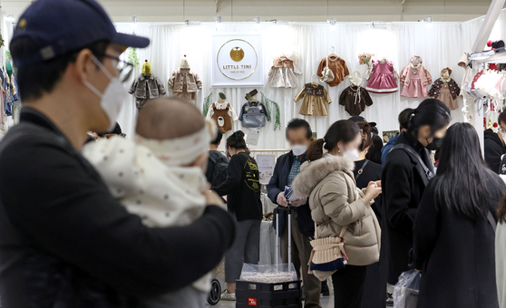 Visitors at COEX’s Baby Fair held in November in Seoul. The number of newborns have dropped with more young couple pushing back their marriage due to Covid-19 outbreak. The pandemic is considered to be the key factor that would speed up Korea’s population decline. [YONHAP]