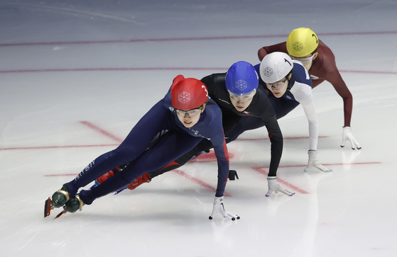 Shim Suk-hee, left, leads the group during the 1000-meter race at the national team selection competition held at Taereung International Rink in northern Seoul on May 6. [NEWS1]