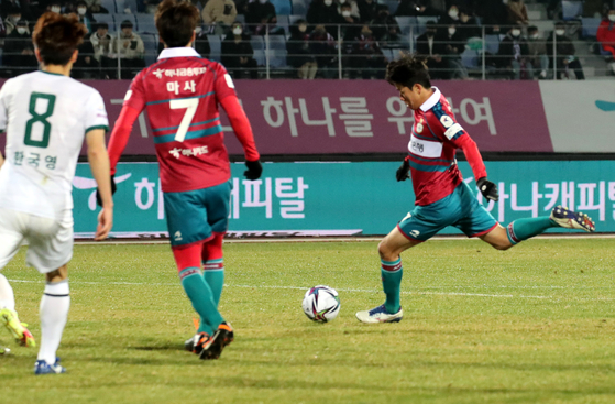 Daejeon Hana Citizen midfielder Lee Hyeon-sik scores the only goal in his club’s 1-0 win against Gangwon FC in the first leg of the K League’s promotion-relegation playoff on Wednesday. If Daejeon can hold on to their lead through the second leg on Sunday, they will be promoted to the K League 1 and Gangwon will be sent down to the K League 2. [NEWS1]