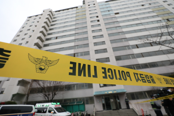 Police tape surrounds an apartment complex in Goyang, Gyeonggi, where Yoo Han-gi, a key suspect in a land scandal allegedly involving Lee Jae-myung, the presidential candidate of the ruling Democratic Party, was found dead in an apparent suicide on Friday. [NEWS1]