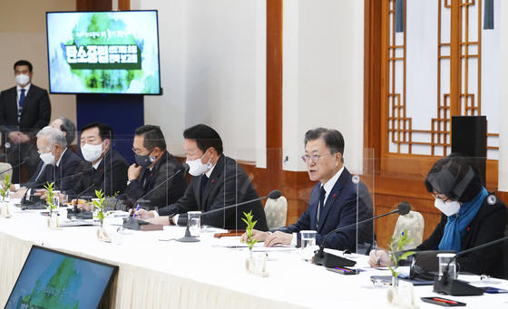 President Moon Jae-in, second from right, heading a meeting on carbon neutrality held at the Blue House on Friday, where heads of government departments, including Finance Minister Hong Nam-ki, and business leaders, such as SK Inc. Chairman Chey Tae-won, attended. [BLUE HOUSE] 