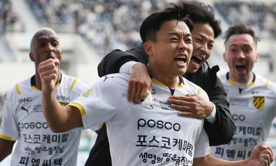 Jeong Jae-hee of the Jeonnam Dragons, center, celebrates after scoring the winning goal in the second leg of the FA Cup final against Daegu FC at DGB Daegu Bank Park in Daegu on Saturday. [YONHAP]